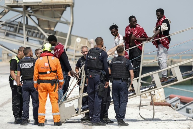 Des migrants débarquent du navire l'Argonaute ; ils ont été secourus en mer après que leur embarcation a pris feu lors d'une tentative de traversée de la Manche au port de commerce de Boulogne-sur-Mer, le 4 août 2026