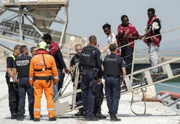 Des migrants débarquent du navire l'Argonaute ; ils ont été secourus en mer après que leur embarcation a pris feu lors d'une tentative de traversée de la Manche au port de commerce de Boulogne-sur-Mer, le 4 août 2026