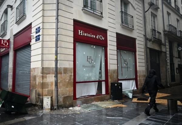 Plus de 2.500 commerces ont été dégradés lors des violences en marge des récentes manifestations en France, dont 1.161 visés par des pillages, des saccages ou des incendies