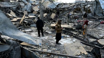 Des membres des forces de sécurité talibanes dans les décombres d'un hôpital pour toxicomanes après des frappes aériennes pakistanaises, le 17 mars 2026 à Kaboul, en Afghanistan