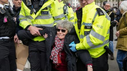  La police emmène de force un manifestant tandis que des personnes se rassemblent pour demander la levée de l’interdiction visant le groupe Palestine Action lors d’une manifestation à Trafalgar Square, dans le centre de Londres, le 11 avril 2026.