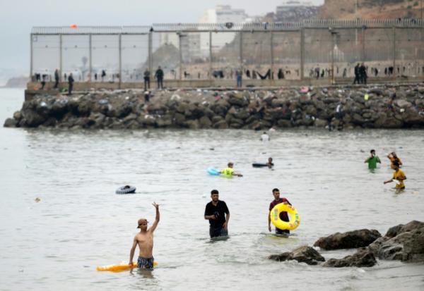 Des jeunes migrants arrivant à Ceuta en nageant le 31 juillet 2026
