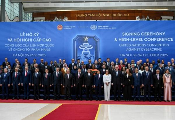 Les délégués posent pour la signature du premier traité des Nations Unies visant la cybercriminalité à Hanoï le 25 octobre 2025.