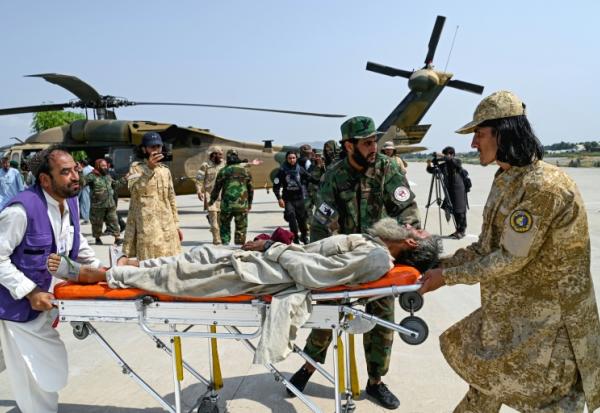 Des blessés du district de Nourgal dans la province de Kounar sont évacués, le 1er septembre 2025 après un tremblement de terre qui a touché des régions montagneuses dans l'est de l'Afghanistan