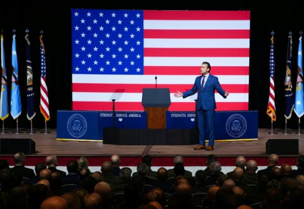 Le secrétaire américain à la Défense, Pete Hegseth, s'adresse aux officiers supérieurs de l'armée à la base du Corps des Marines de Quantico, à Quantico, en Virginie, le 30 septembre 2025
