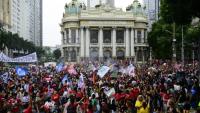 Des partisans du président de gauche Lula manifestent contre l'extrême droite à Rio de Janeiro, le 7 octobre 2026