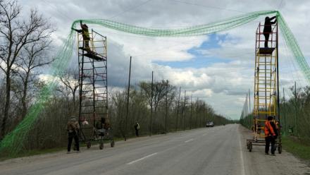 Des soldats protègent une route avec des filets antidrones dans un lieu non précisé de la région de Zaporijjia, le 10 avril 2026 en Ukraine