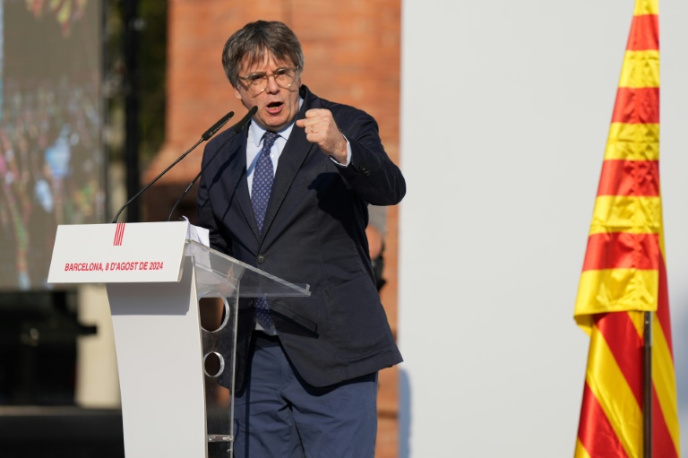 Le leader séparatiste catalan Carles Puigdemont lors d'un discours à Barcelone le 8 août 2024