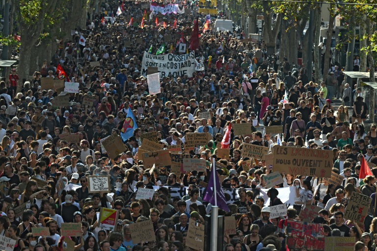 Manifestation de lycéens, parents, professeurs et syndicalistes à Marseille, le 6 octobre 2026