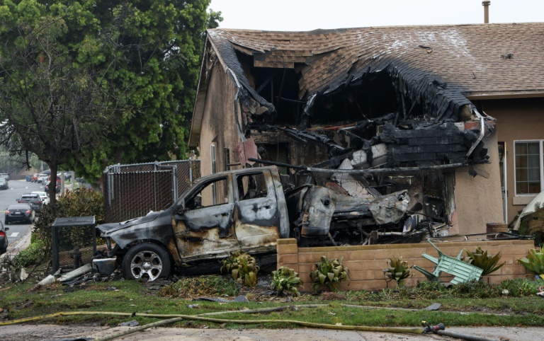 Une maison partiellement détruite après le crash d'un avion privé dans un quartier résidentiel de San Diego, en Californie, le 22 mai 2025