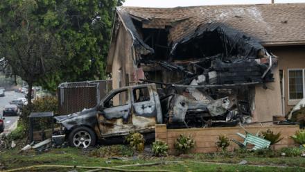 Une maison partiellement détruite après le crash d'un avion privé dans un quartier résidentiel de San Diego, en Californie, le 22 mai 2025