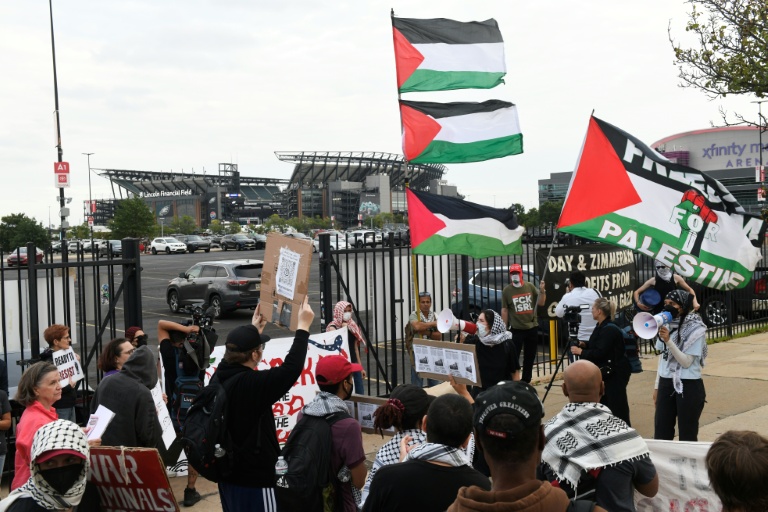 Des manifestants propalestiniens sont rassemblés près du Lincoln Financial Field où Ed Sheeran doit donner un concert, le 19 septembre 2026 à Philadelphie aux Etats-Unis