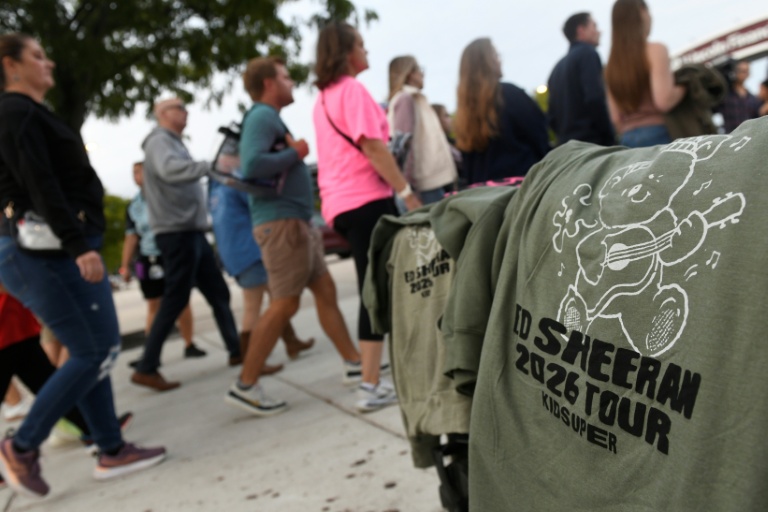 Des t-shirts pour la tournée d'Ed Sheeran sont proposés à la vente, le 19 septembre 2026 à Philadelphie aux Etats-Unis