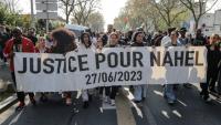 Des manifestants portent une banderole "Justice pour Nahel" le 21 mars 2026 à Nanterre, près de Paris