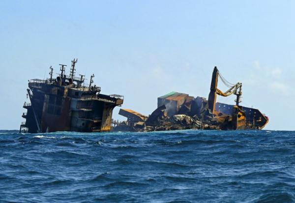 Le porte-conteneurs MV X-Press Pearl, immatriculé à Singapour et transportant des centaines de conteneurs de produits chimiques et de granulés de plastique, lors de son remorquage au large des côtes de Colombo en juin 2021