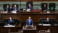Le Premier ministre polonais Mateusz Morawiecki (c) présente au Parlement son discours de politique général, le 11 décembre 2023 à Varsovie