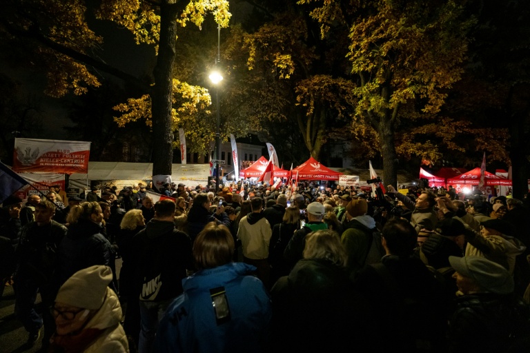 Des manifestants à Varsovie devant la Cour constitutionnelle polonaise, le 30 octobre 2026