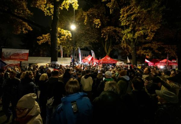 Des manifestants à Varsovie devant la Cour constitutionnelle polonaise, le 30 octobre 2026