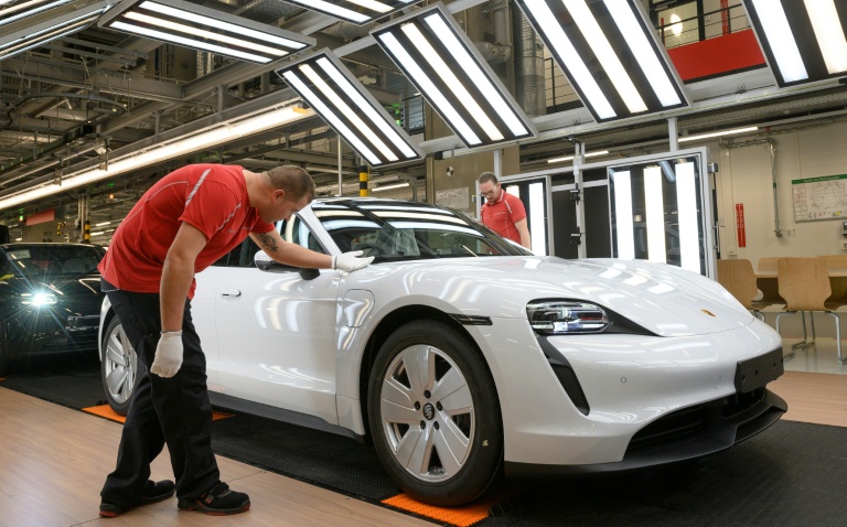 Un modèle Taycan de Porsche assemblé à l'usine de Stuttgart, le 26 septembre 2022 en Allemagne