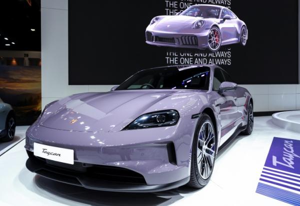Un modèle Taycan de Porsche exposé au salon de l'automobile à Bangkok, le 24 mars 2025 en Thaïlande
