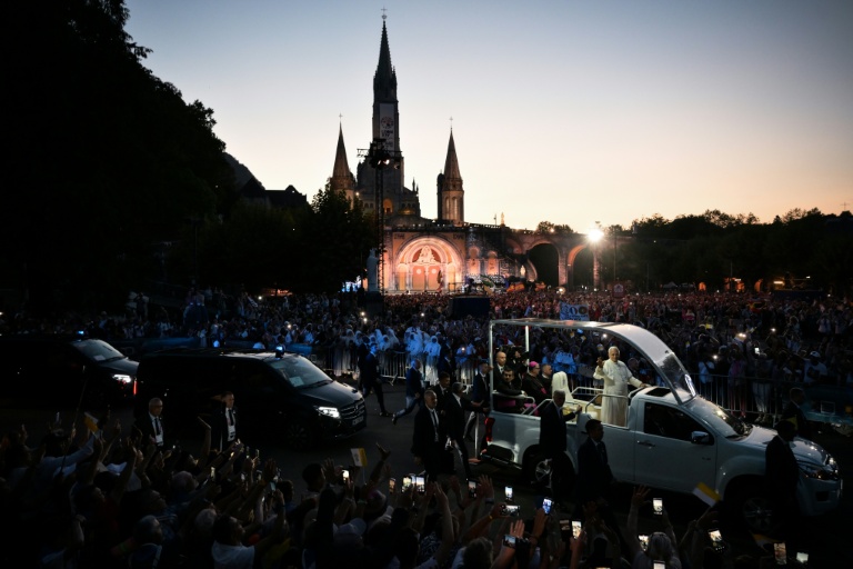 Le pape Léon XIV salue les fidèles depuis la papamobile dans le sanctuaire de Lourdes, le 26 septembre 2026