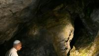 Le pape Léon XIV touche la roche de la grotte de Massabielle à Lourdes, lors d'une prière, le 26 septembre 2026