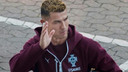 Avant finalement de quitter le rassemblement de sa sélection, la star du Portugal Cristiano Ronaldo était arrivé à l'entraînement en saluant les supporters, le 30 septembre 2026