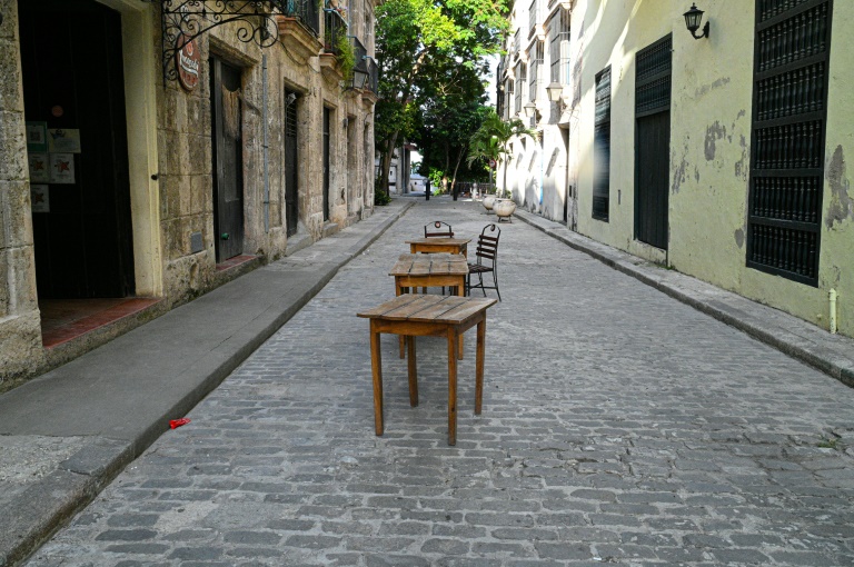 Tables et chaises de restaurants fermés dans une rue déserte de La Havane, le 21 août 2026