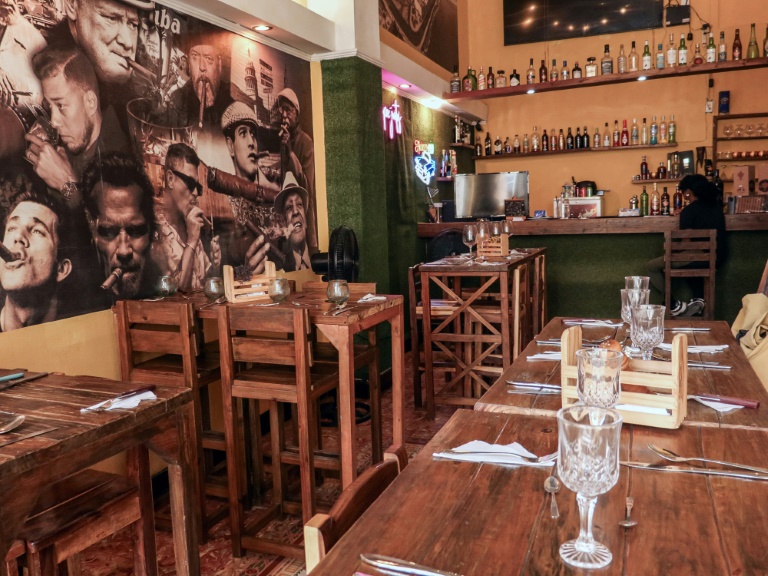 Tables vides au restaurant El Balcón de los Hermanos à La Havane le 22 août 2026