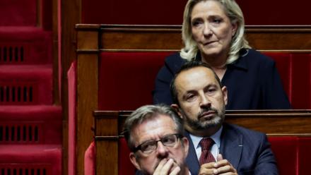 La présidente du groupe Rassemblement national à l'Assemblée nationale, Marine Le Pen, et le député RN Sébastien Chenu (c) à l'Assemblée nationale à Paris le 1er octobre 2025