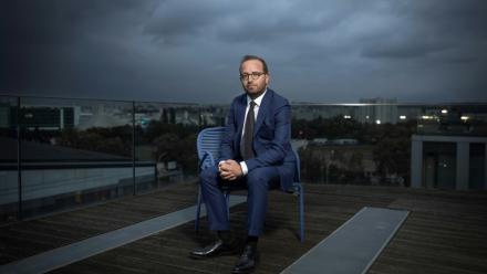 Arthur Dreyfuss, PDG d'Altice France, maison-mère de SFR, pose le 25 septembre 2025 à Paris 
