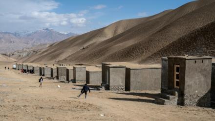 Des enfants jouent au football près des maisons nouvellement construites pour les Afghans rapatriés d'Iran et du Pakistan à Jar-e-Khushk, dans la banlieue de la province de Bamiyan, le 20 janvier 2026