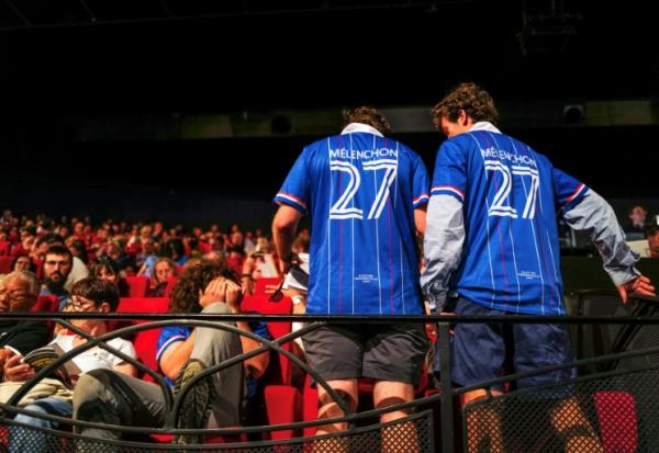 Des participants aux universités d'été de LFI portent des maillots de football LFI floqués "Mélenchon 27" à Châteauneuf-sur-Isère, dans la Drôme, le 22 août 2026 