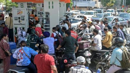 Des personnes se précipitent pour faire le plein de leur véhicule dans une station-service à Amritsar, le 27 mars 2026, en Inde