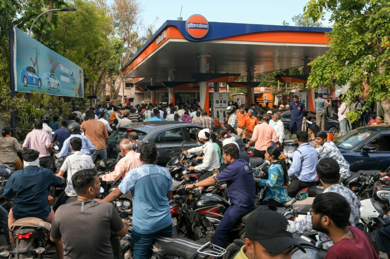 La queue pour faire le plein dans une station service d'Ahmedabad le 23 mars 2026, en Inde