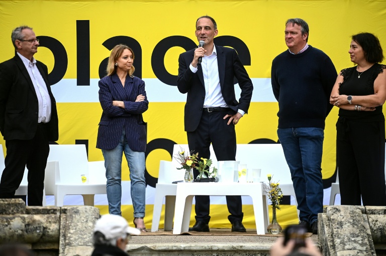 Raphaël Glucksmann (c) lors de la deuxième édition des Rencontres de Place publique, mouvement qu'il copréside, le 4 octobre 2025 à La Réole, en Gironde