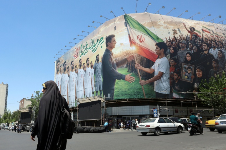 Une affiche géante soutenant l'équipe de football iranienne pour la prochaine Coupe du monde 2026, place Enghelab à Téhéran, le 18 mai 2026
