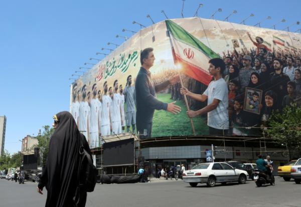 Une affiche géante soutenant l'équipe de football iranienne pour la prochaine Coupe du monde 2026, place Enghelab à Téhéran, le 18 mai 2026
