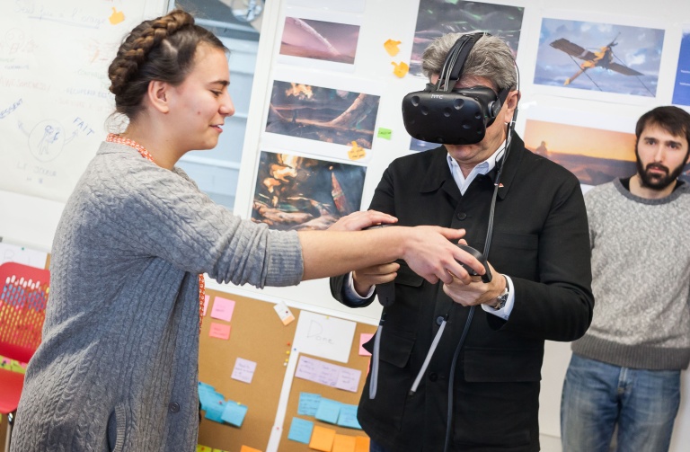 Jean-Luc Mélenchon utilise un casque de réalité virtuelle lors d'une visite à l'école nationale du jeu vidéo et des médias interactifs le 27 janvier 2017 à Angoulême