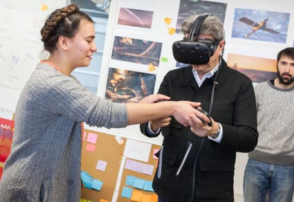 Jean-Luc Mélenchon utilise un casque de réalité virtuelle lors d'une visite à l'école nationale du jeu vidéo et des médias interactifs le 27 janvier 2017 à Angoulême