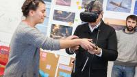 Jean-Luc Mélenchon utilise un casque de réalité virtuelle lors d'une visite à l'école nationale du jeu vidéo et des médias interactifs le 27 janvier 2017 à Angoulême