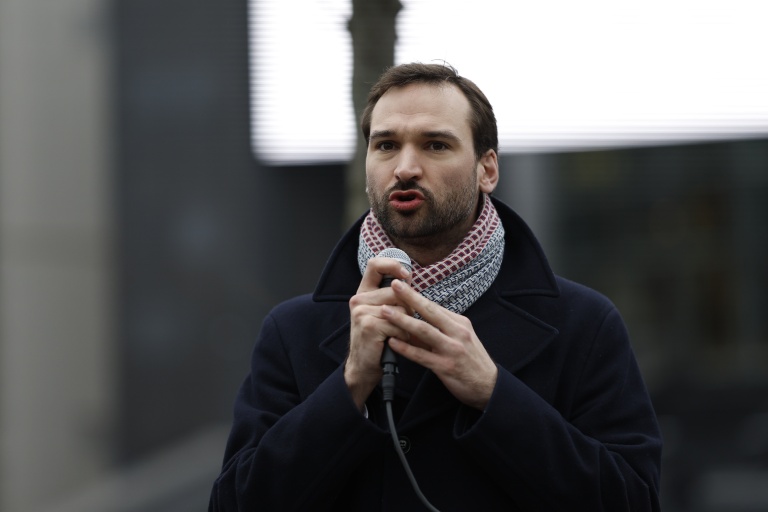Le député LFI Ugo Bernalicis s'exprime dans le cadre d’un appel à la grève dans l’industrie du jeu vidéo, pour exiger de meilleures conditions de travail et dénoncer les suppressions d’emplois, à Paris, le 13 février 2025