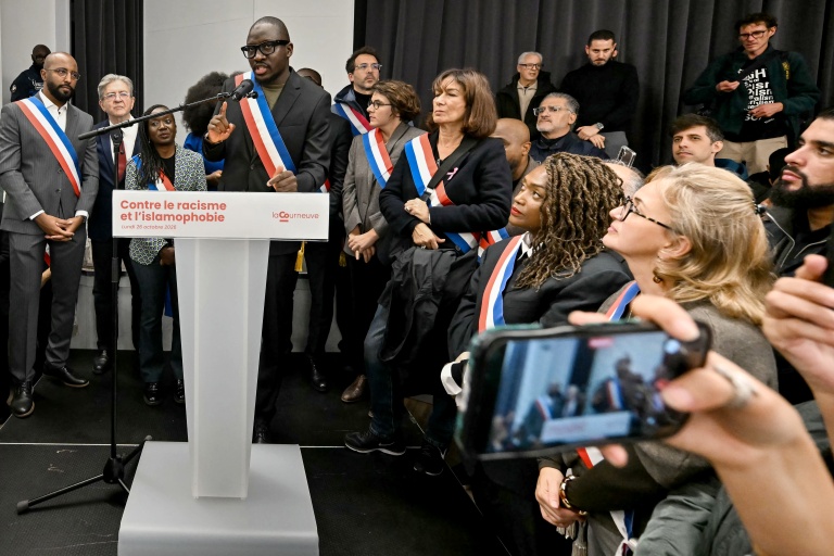 Le maire LFI de La Courneuve, en Seine-Saint-Denis, Aly Diouara s'exprime lors d'une cérémonie en hommage aux victimes de Trappes, le 26 octobre 2026