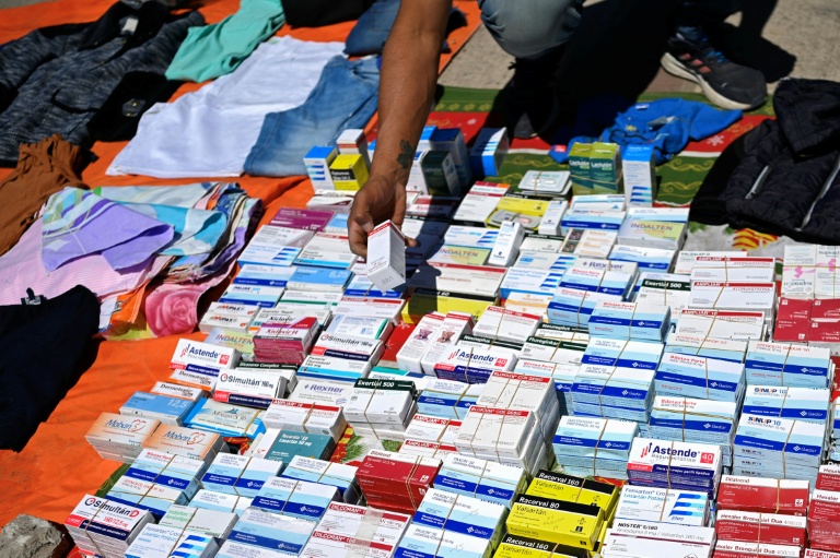 Des médicaments vendus sur un marché de rue à Villa Fiorito, dans la banlieue de Buenos Aires, le 19 octobre 2025 en Argentine