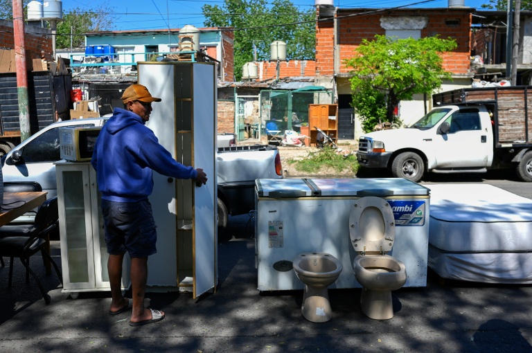 Des meubles, de l'électro-ménager et des objets sanitaires d'occasion vendus surmarché de rue à Villa Fiorito, dans la banlieue de Buenos Aires, le 19 octobre 2025 en Argentine