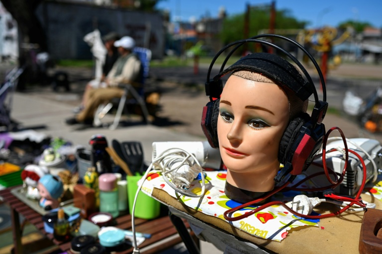 Des objets d'occasion vendus sur un marché de rue à Villa Fiorito, dans la banlieue de Buenos Aires, le 19 octobre 2025 en Argentine