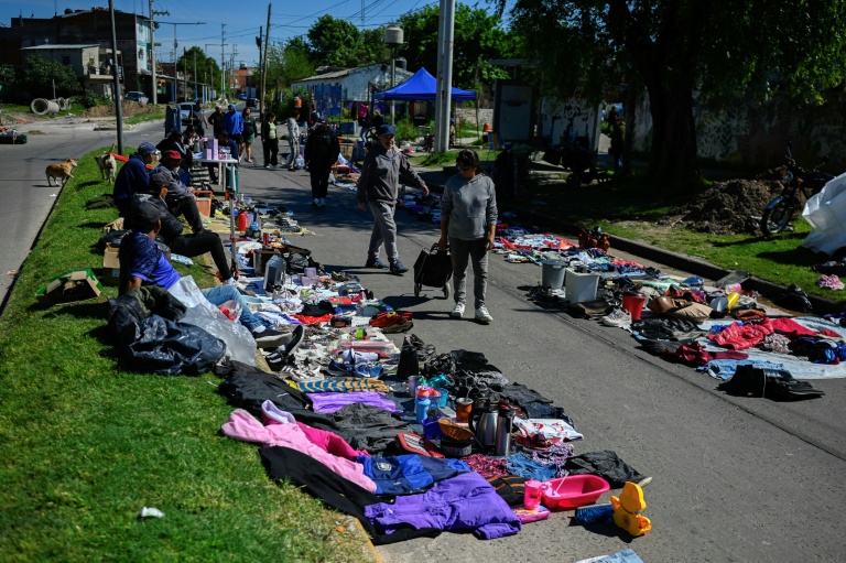 Un marché de rue à Villa Fiorito, dans la banlieue de Buenos Aires, le 19 octobre 2025 en Argentine