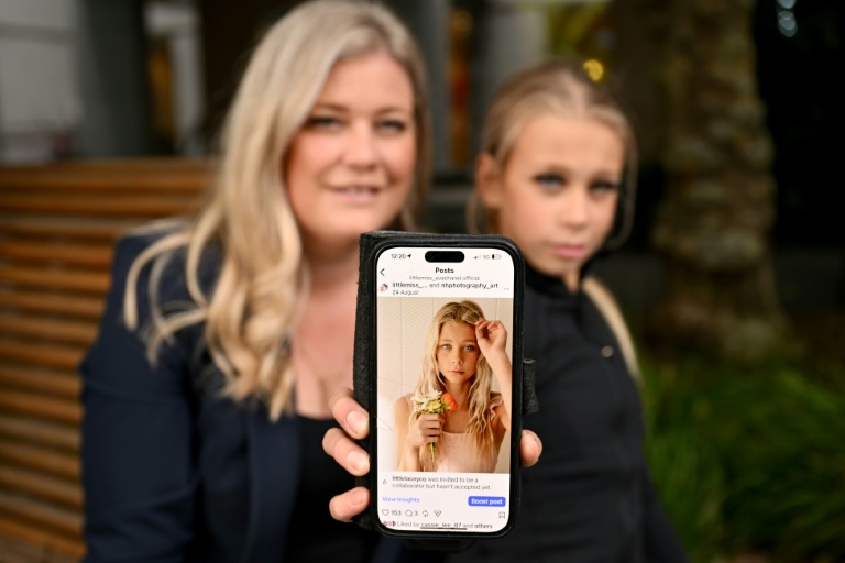 Zoe Jones (g) et sa fille Ava Jones, influenceuse de 12 ans, le 18 novembre 2025 à Melbourne, en Australie