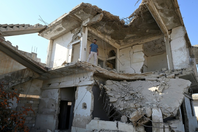 Le Syrien Ammar Ziadeh devant les ruines de la maison d'où est sorti le numéro zéro du média indépendant Enab Baladi qu'il a co-fondé. Daraya, le 10 novembre 2025