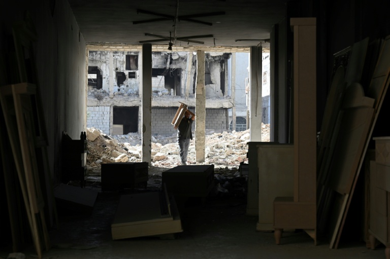 Le Syrien Mohammed Nakkash dans la menuiserie de son père. Le 29 octobre 2025